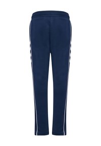 Mørkeblå træningsbukser med en blød tekstur, der har hvide sidelængder og et tapered ben-design. Elastisk talje for komfort.