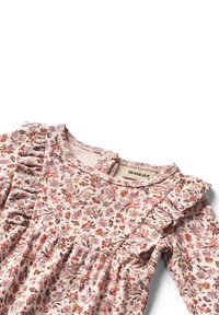 Vestido de manga larga floral en suave tela rosa, con mangas acampanadas, cierre de botones y una cintura fruncida con patrones de flores multicolores.
