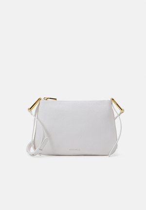 Witte, gestructureerde leren crossbodytas met gouden hardware, smalle verstelbare riem, ritssluiting en kleine merknaam in reliëf aan de voorkant.