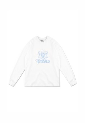 Biała koszulka z długim rękawem wykonana z bawełny, z jasnoniebieskim wzorem graficznym przedstawiającym herb oraz słowem "Prosto" w stylizowanym foncie.