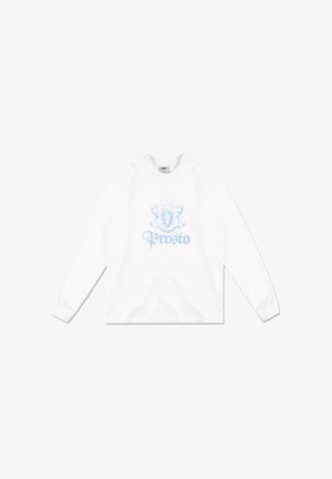 Biała koszulka z długim rękawem wykonana z bawełny, z jasnoniebieskim wzorem graficznym przedstawiającym herb oraz słowem "Prosto" w stylizowanym foncie.