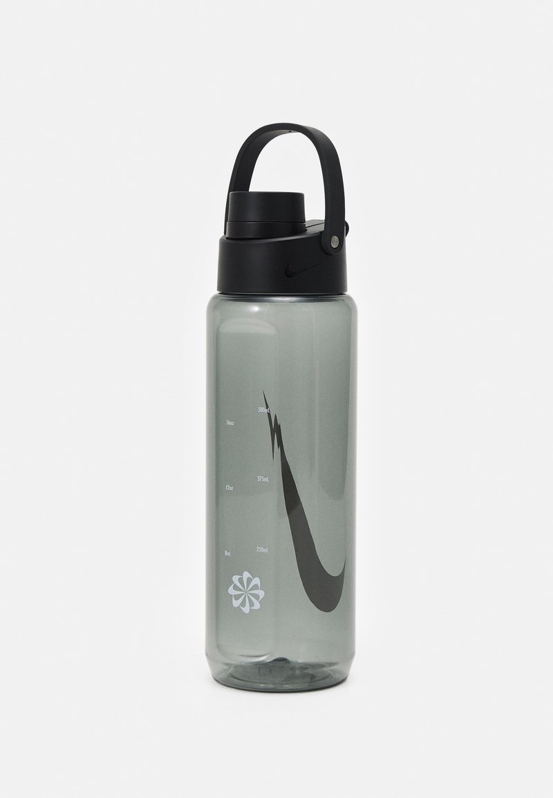 Heldere plastic waterfles met een zwart flip-top deksel, draaghandgreep en maatstreepjes; beschikt over een zwart swoosh-logo en een bloemmotief.