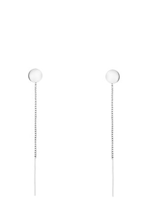 Paire de boucles d'oreilles à chaîne argentée avec des tiges rondes en haut et de fines chaînes suspendues verticalement.