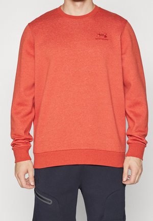 Sudadera de cuello redondo roja, hecha de una tela texturizada con puños y dobladillo de canalé, que presenta un pequeño logo en el pecho.