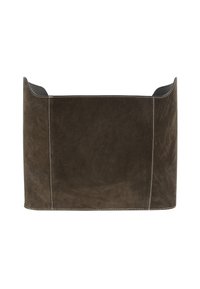 Brązowy zamszowy kosz do przechowywania z zaokrąglonymi krawędziami, białym przeszyciem i otwartym wierzchem dla łatwego dostępu. Prosty, prostokątny design bez dodatkowych wzorów.