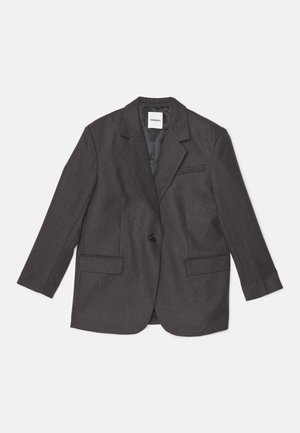 Blazer gris oscuro hecho de tejido texturizado, con cierre de un solo botón, solapas con muesca y dos bolsillos frontales.