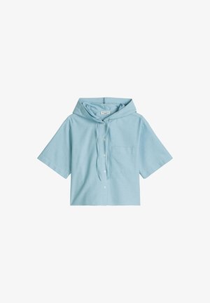 Jasnoniebieska krótka koszula z krótkim rękawem, zapinana na przodzie na guziki, z kieszenią na piersi oraz przyszytym kapturem z troczkami.