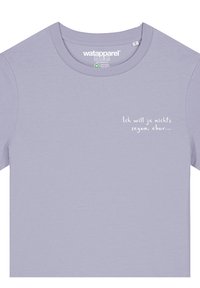 Licht lila T-shirt met een ronde hals en korte mouwen. Bevat witte handgeschreven tekst: "Ich will ja nichts sagen, aber..."