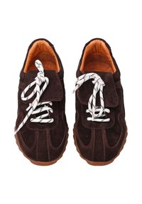 Chaussures en suède marron avec des lacets à motifs blanc et noir, bout arrondi, doublure orange et semelle en caoutchouc texturée. Deux œillets pour le laçage.