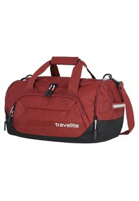 Borsone rosso e nero in tessuto, con doppie maniglie, tasca anteriore e scomparti con zip; presenta il logo e dettagli laterali.