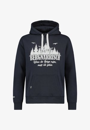 Marineblauwe hoodie met trekkoorden, voorzak en een grafische print met bergen, bomen en tekst in het wit. Zachte stoftextuur.