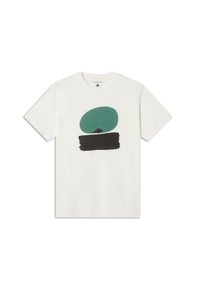 T-shirt bianco in cotone con una grafica ovale verde e un design a tratto nero. Maniche corte e scollo rotondo.