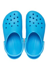 Zoccoli di plastica blu con schienale chiuso, fori di ventilazione e suole interne texturizzate. Finitura liscia con design della punta arrotondata.