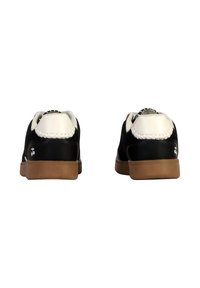 Zapatillas negras con acentos blancos, cuentan con una suela de goma, acabado texturizado, punta redonda y un detalle del logo en la parte posterior.