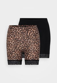 To par shortser: en med leopardmønster, myk tekstur og svart blonder, den andre plain svart med lignende blondekant.