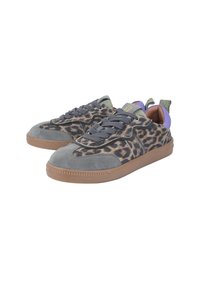 Sneakers con una parte superiore in suede grigio decorata con una stampa leopardata. Il design include lacci grigi, una suola in gomma marrone e dettagli viola sul tallone.