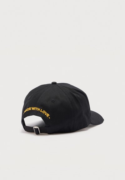 Μαύρο καπέλο μπέιζμπολ με ρυθμιζόμενο λουράκι, με κίτρινη κεντημένη επιγραφή «MADE WITH LOVE» στο πίσω μέρος.