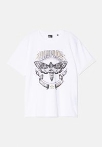 Camiseta blanca de algodón con un gráfico de una polilla negra, texto "KOOPLES" y estrellas decorativas. Manga corta y cuello redondo.