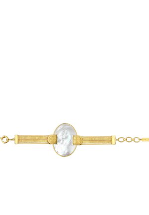 Bracelet en or avec plusieurs fines mailles et un grand centre ovale en nacre blanche, sécurisé par un fermoir et une chaîne ajustable.