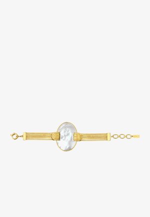 Bracelet en or avec plusieurs fines mailles et un grand centre ovale en nacre blanche, sécurisé par un fermoir et une chaîne ajustable.