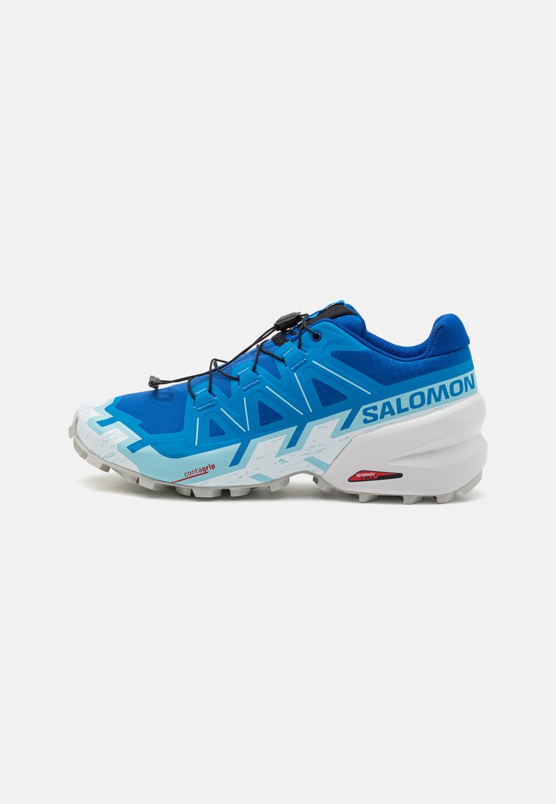 Chaussures de trail de course bleues avec une surface texturée, comprenant une semelle intermédiaire blanche, des accents noirs et un système de laçage rapide pour un ajustement sécurisé.