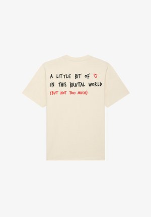 Bež pamučna majica s tekstom na leđima u crnoj i crvenoj boji. Poruke uključuju ikonu srca i fraze o svijetu, ležerni kroj.