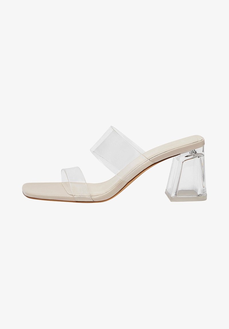 Mule sandale beige à bout ouvert avec deux brides transparentes et un talon bloc clair et épais.