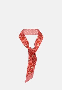 Foulard en soie rouge présentant un motif géométrique avec des accents floraux. Texture lisse, noué en un nœud lâche pour un aspect fluide. Marque Coach incluse.