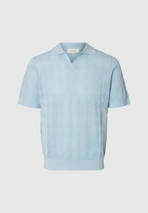 Polo en maille bleu clair à manches courtes avec motif losanges, col, poignets et ourlet côtelés, étiqueté "Selected" à l'intérieur du col.