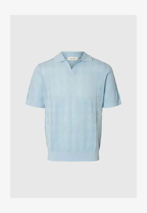 Polo en maille bleu clair à manches courtes avec motif losanges, col, poignets et ourlet côtelés, étiqueté "Selected" à l'intérieur du col.