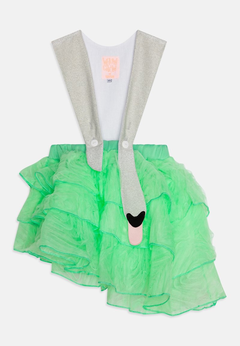 Robe verte à volants avec un col argenté pailleté, des accents noirs et roses évoquant un cygne, et un tissu léger texturé.