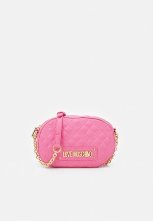 Rosa gesteppte ovale Handtasche mit goldener Kettenriemen und "Love Moschino" goldenem Logoschild auf der Vorderseite.