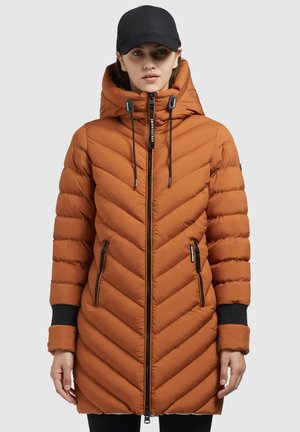 Oranžová puffa bunda s chevronovým vzorom, predným zipsom a nastaviteľnou kapucňou. Obsahuje bočné vrecká a kontrastné čierne manžety.