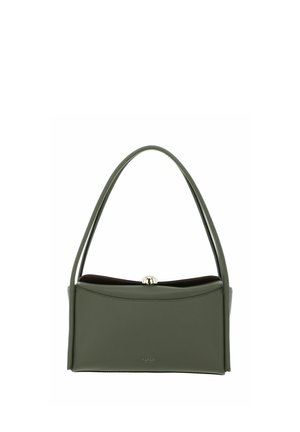 Sac à main rectangulaire en cuir vert olive avec une seule anse courbée et un fermoir argenté sur le dessus, nom de marque embossé à l'avant.