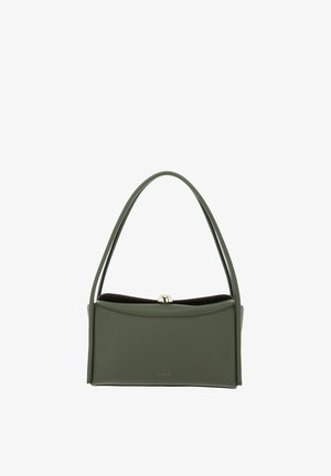Olivgrüne rechteckige Lederhandtasche mit einem einzelnen geschwungenen Riemen und silberfarbenem Verschluss oben, mit eingeprägtem Markennamen auf der Vorderseite.