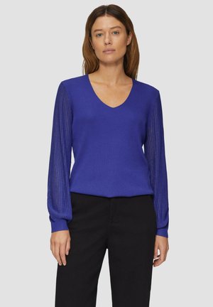 Sweter z dekoltem w serek w intensywnym niebieskim kolorze, z teksturowanymi prążkowanymi rękawami. Materiał wydaje się lekki, dopasowany do ciała z długimi rękawami.