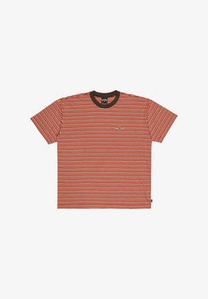 Rot und weiß horizontal gestreiftes T-Shirt mit einem braunen Rippkragen und Logodetail auf der linken Seite. Hergestellt aus Baumwollstoff.