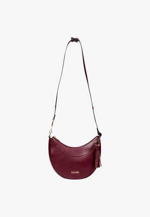 Sac à bandoulière en cuir bordeaux avec une forme incurvée, accent en frange et une sangle noire ajustable. Présente un logo doré à l'avant.