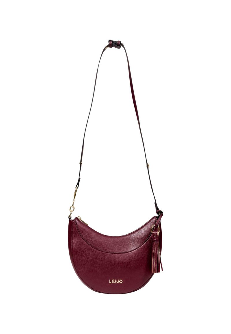Bordeaux læder crossbody taske med en buet form, frynse detaljer og justerbar sort rem. Har et guld logo på fronten.