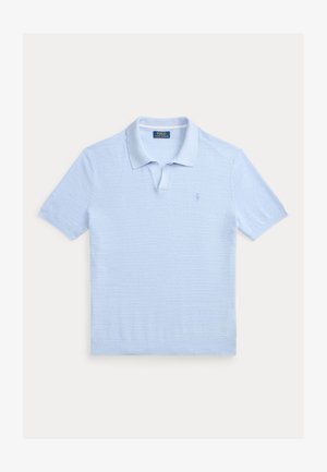 Ανοιχτό μπλε πόλο με κοντά μανίκια, υφασμένο με υφή, ανοιχτό γιακά και μικρό κεντημένο λογότυπο στο αριστερό στήθος.