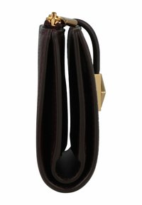 Portefeuille en cuir brun avec une texture lisse, doté d'une fermeture à pression dorée et d'un design épuré et compact.