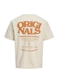 Krémové bavlněné tričko s velkým oranžovým nápisem "ORIGINALS" a dalšími brandingovými detaily na zádech.