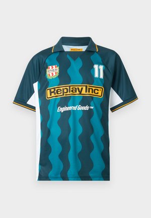 Mørk teal og turkis bølgete stripete fotballtrøye med "Replay Inc"-logo, nummer 11 og brodert merke på venstre bryst.