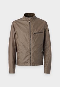 Hnědá, lehká bunda s stojáčkovým límcem, předním zipem a kapsou na hrudi. Má knoflíkové detaily a hladký, texturovaný povrch.