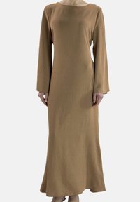 Lange, bruine jurk gemaakt van gladde stof, met lange mouwen en een ronde halslijn. Het ontwerp is getailleerd bij het lijfje en loopt uit bij de zoom.