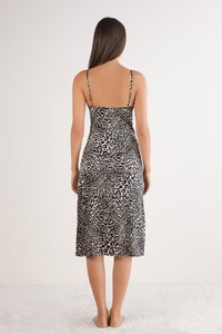 Robe à imprimé léopard, mi-longue, en tissu léger. Dotée de fines bretelles et d'un corsage ajusté, avec une jupe évasée.