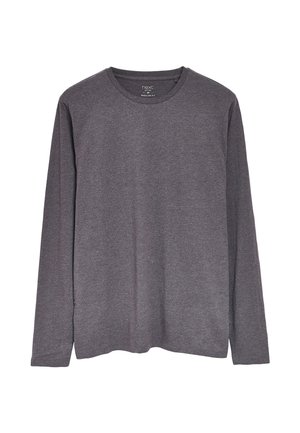 Camisa de manga larga gris de tejido suave con cuello redondo y corte relajado, que presenta dobladillos cosidos y sin patrones ni acentos visibles.