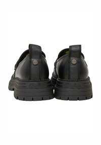 Schwarze Lederschuhe mit dicken Gummisohlen. Verfügt über eine hintere Zugschlaufe und geprägte Markenkennzeichnung an der Ferse für Traktion und Unterstützung.