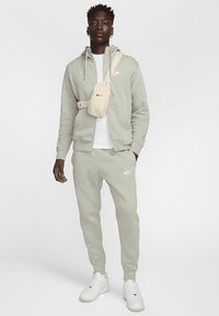 Nike Sportswear CLUB JGGR - Tepláky - jade horizon jade horizon white