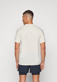 Salomon SENSE TEE - Spordi T-särk - rainy day/white